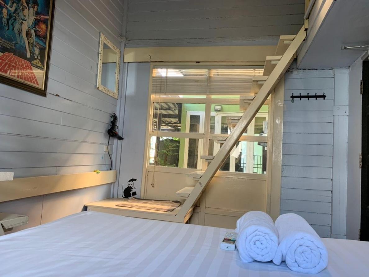 Bharani Hostel Бангкок Екстер'єр фото